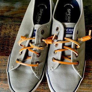 Sperry shoes women’s six 8. Can fit a 7.5 too.